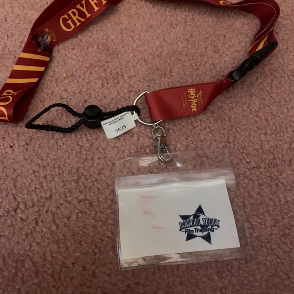 NWT UNIVERSAL STUDIOS GRYFFINDOR LANYARD BOTTLE CARRIER - Picture 2 of 3